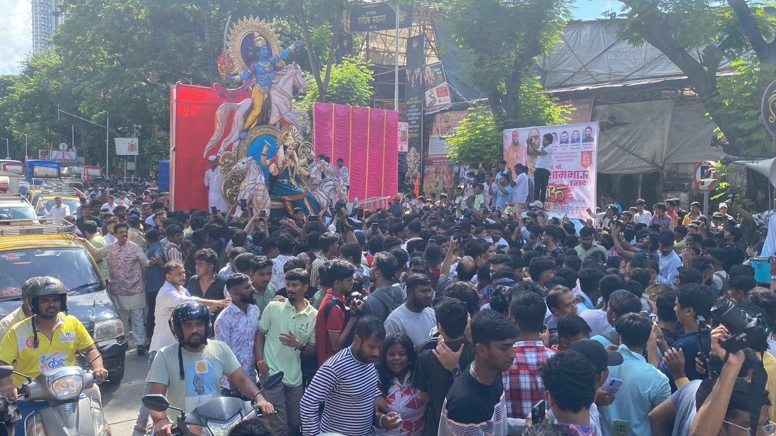 सबके चेहरे पर उत्साह और भक्ति का भाव स्पष्ट रूप से देखा जा सकता था. बच्चों से लेकर बुजुर्गों तक, हर कोई माता के स्वागत में डूबा हुआ था. भक्तों की मान्यता है कि इस समय माता दुर्गा पृथ्वी पर अपने भक्तों का कल्याण करने के लिए आती हैं और उनके नौ रूपों की पूजा करके भक्त जीवन में सुख, शांति और समृद्धि की प्राप्ति करते हैं.