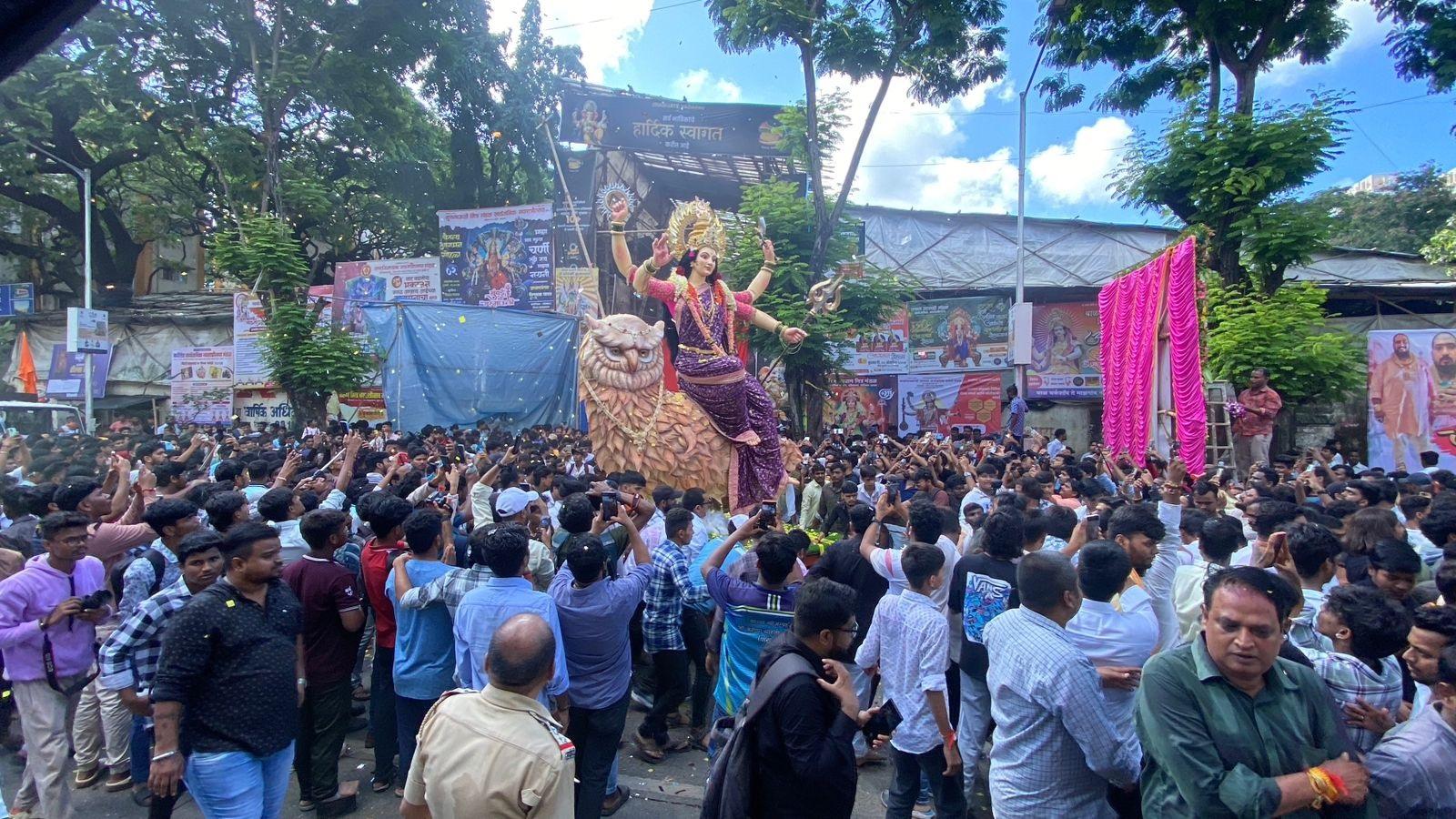 शारदीय नवरात्रि का पर्व 3 अक्टूबर से आरंभ हो रहा है, जो पूरे नौ दिनों तक चलेगा. इन नौ दिनों में मां दुर्गा के नौ विभिन्न रूपों की पूजा की जाती है. 