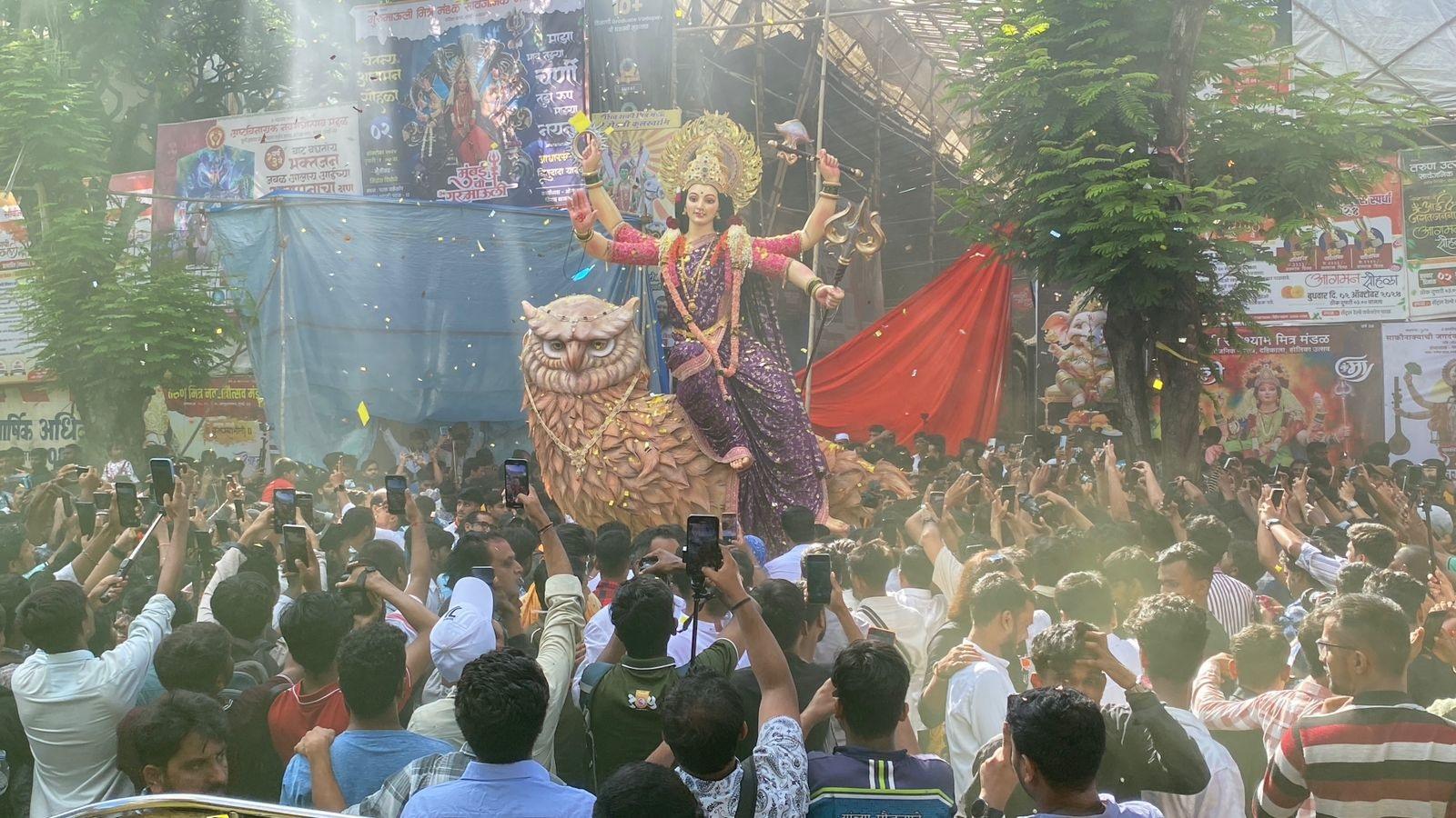 माता दुर्गा की मूर्ति को बड़े धूमधाम से सजाकर, भक्तों ने ढोल-नगाड़ों की धुन पर झूमते हुए पंडाल तक पहुंचाया.