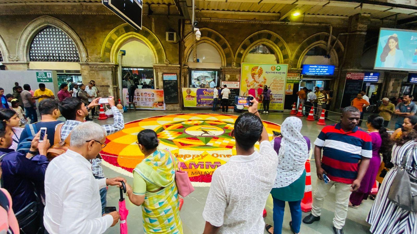 2015 से, AMMA CSTM में इस आयोजन की अगुवाई कर रही है, और यह आयोजन हर साल लाखों आगंतुकों को आकर्षित करता है. पिछले साल की सजावट ने 2.6 मिलियन से अधिक आगंतुकों को आकर्षित किया था और यह एक लोकप्रिय सेल्फी पृष्ठभूमि के रूप में प्रसिद्ध हो गया था. 