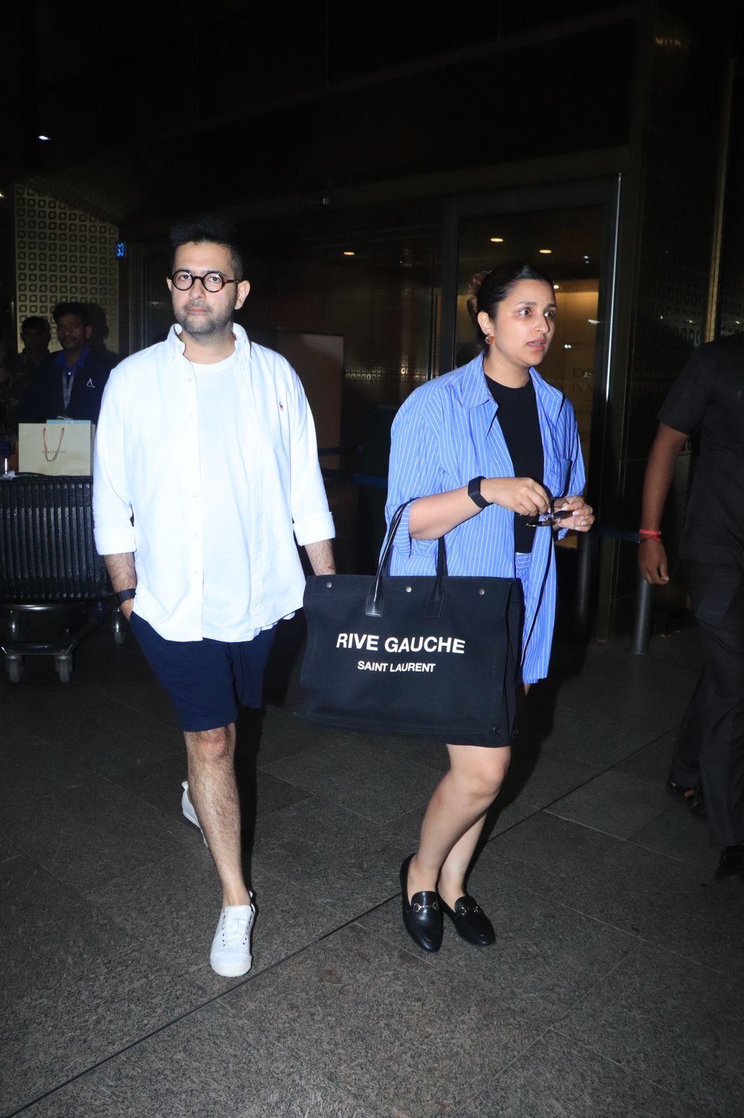 उदयपुर के लीला पैलेस में परिणीति ने रॉयल स्टाइल में राघव से शादी की थी. इस शादी में बॉलीवुड सेलेब्स के अलावा राजनीति के कई दिग्गज भी शामिल होते दिखाई दिए थे. राघव और परिणीति की शादी में दिल्ली के पूर्व सीएम अरविंद केजरीवाल भी पहुंचे थे. 