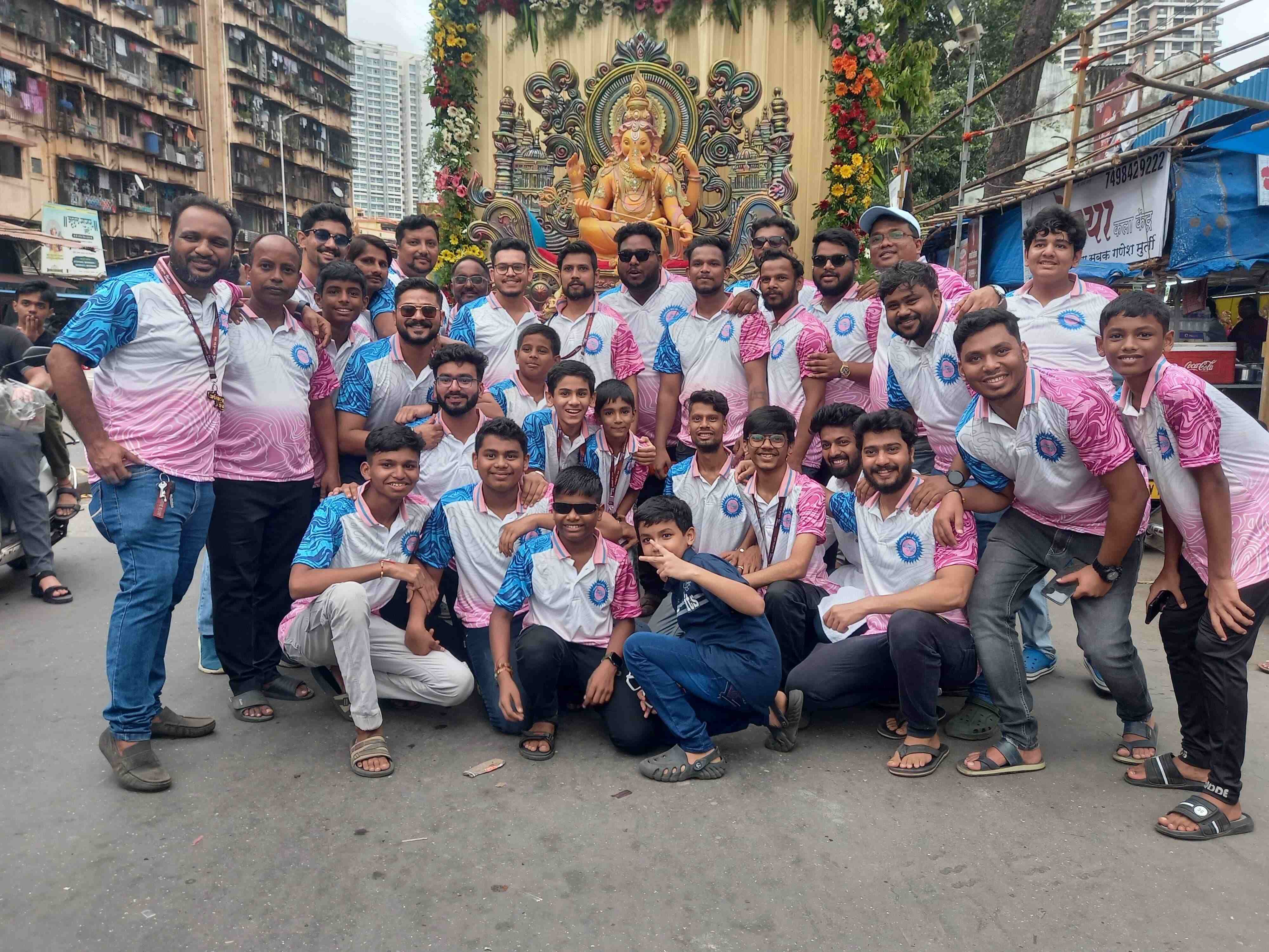 गणपति बाप्पा के आगमन से पूरे क्षेत्र में एक विशेष उत्सवी माहौल बन गया है.  सजावट से लेकर स्वागत समारोह तक हर चीज का खास ध्यान रखा गया, ताकि यह आयोजन यादगार बने. 