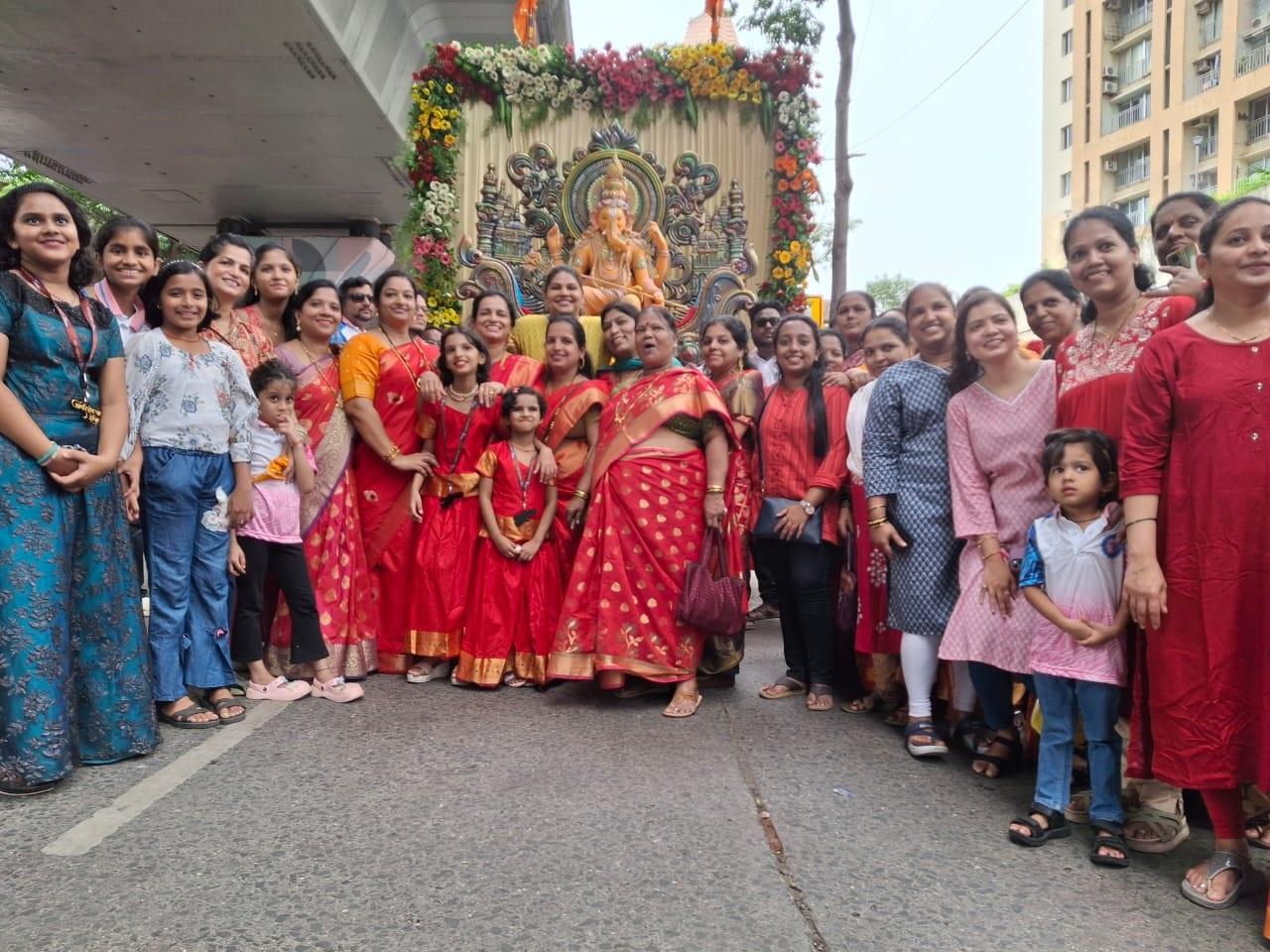 महिलाओं और बच्चों ने भी अपनी महत्वपूर्ण भूमिका निभाई. उन्होंने सजधज कर, गीत-संगीत और नृत्य के माध्यम से बाप्पा का स्वागत किया. 