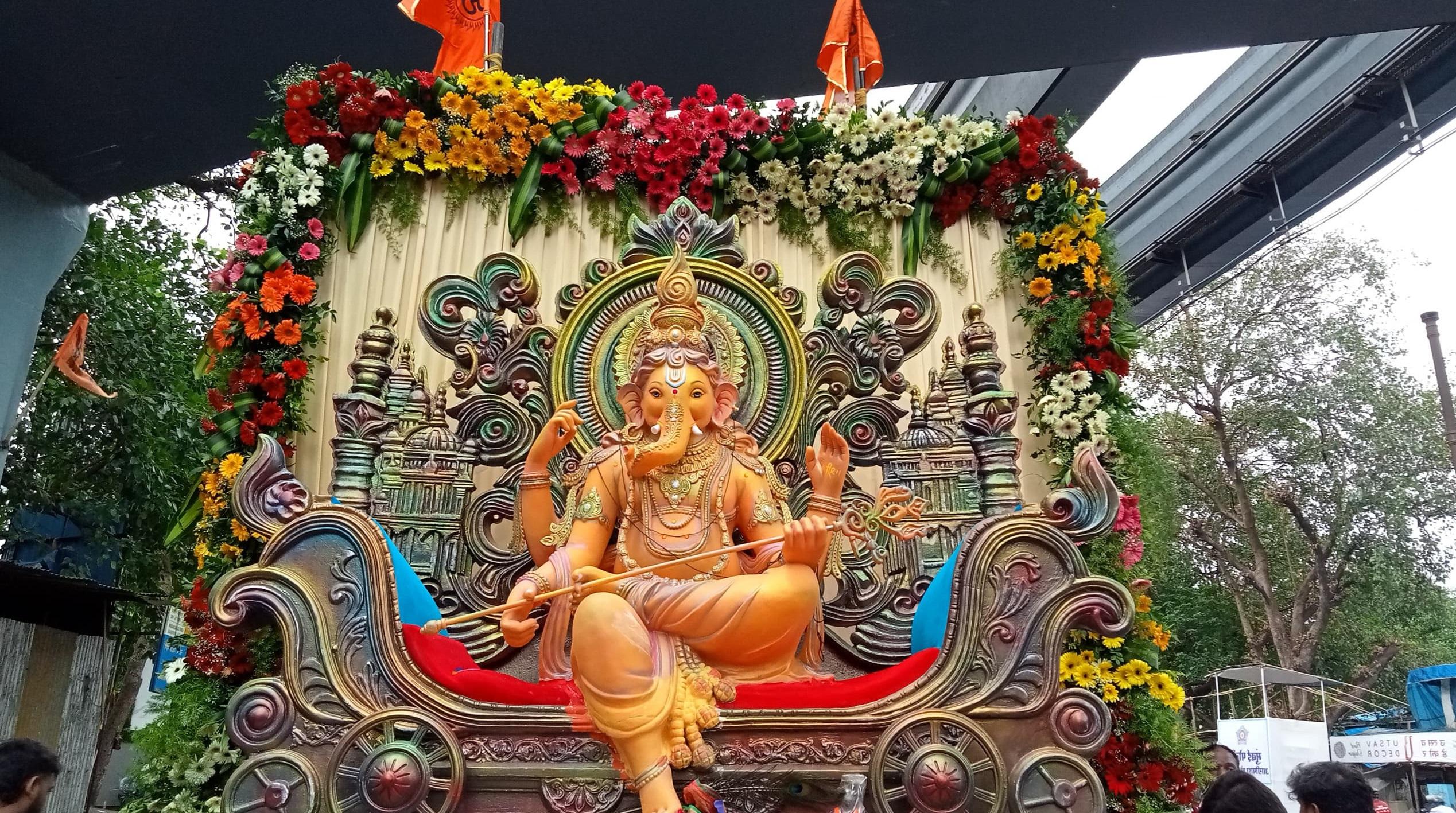 पारिवारिक माहौल और भक्तिभाव के साथ पारशीवाडी मित्र मंडल ने यह सुनिश्चित किया कि हर व्यक्ति इस उत्सव का हिस्सा बने और इसे यादगार अनुभव के रूप में संजोए.