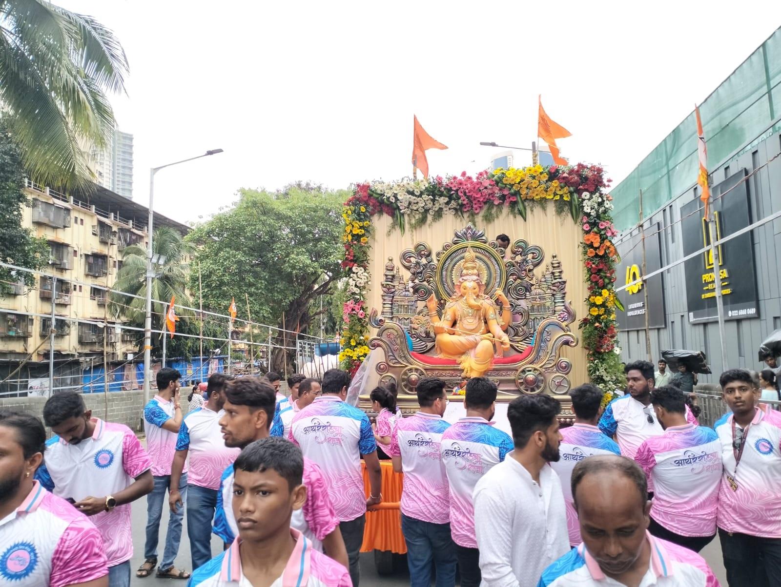 इस भव्य आयोजन का श्रेय पारशीवाडी मित्र मंडल के पदाधिकारियों और सदस्यों के मेहनत और समर्पण से किया है. 