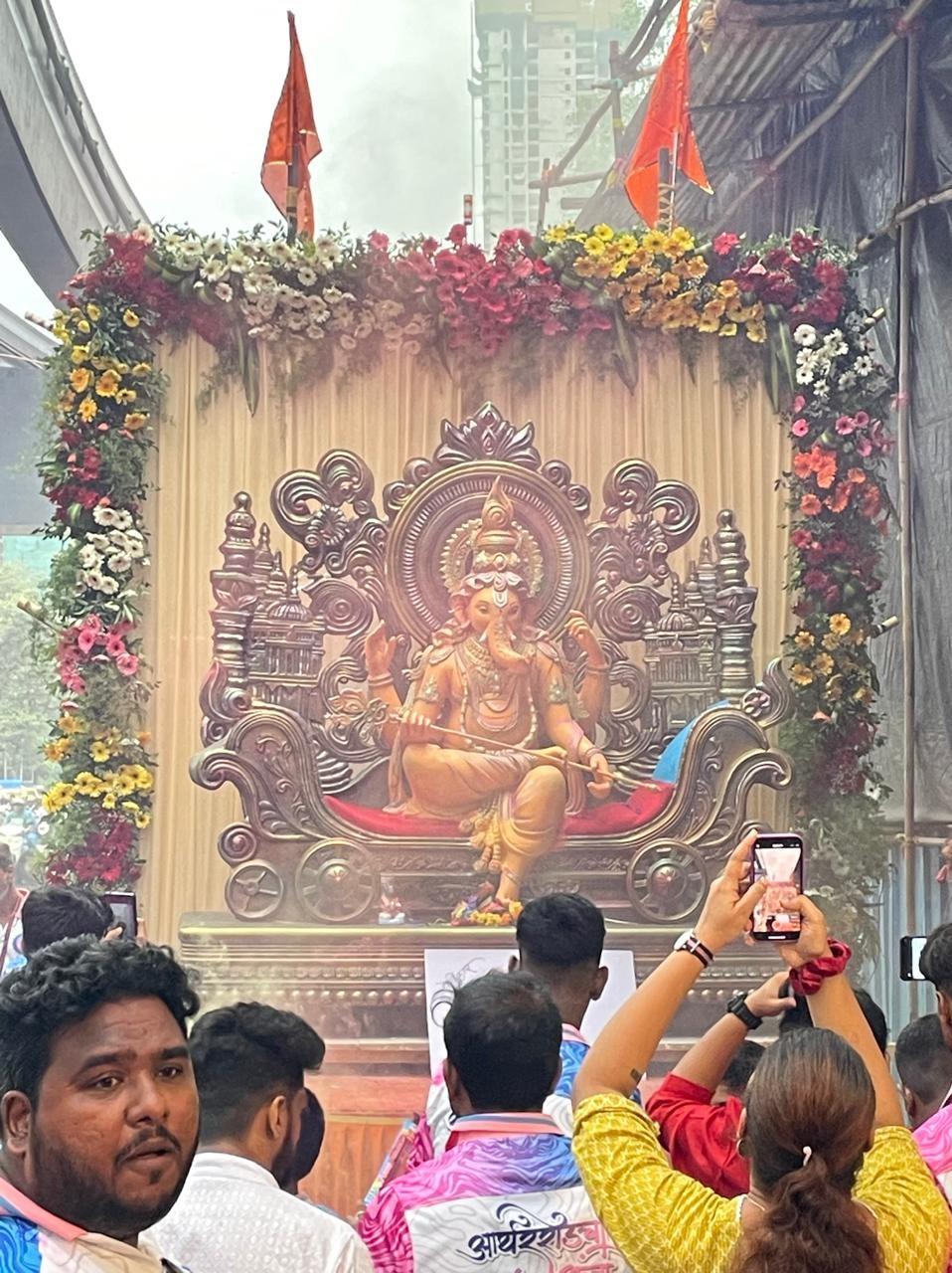 पारशीवाडी मित्र मंडल का यह गणपति ‘आर्थर रोड का राजा’ के नाम से प्रसिद्ध है.  