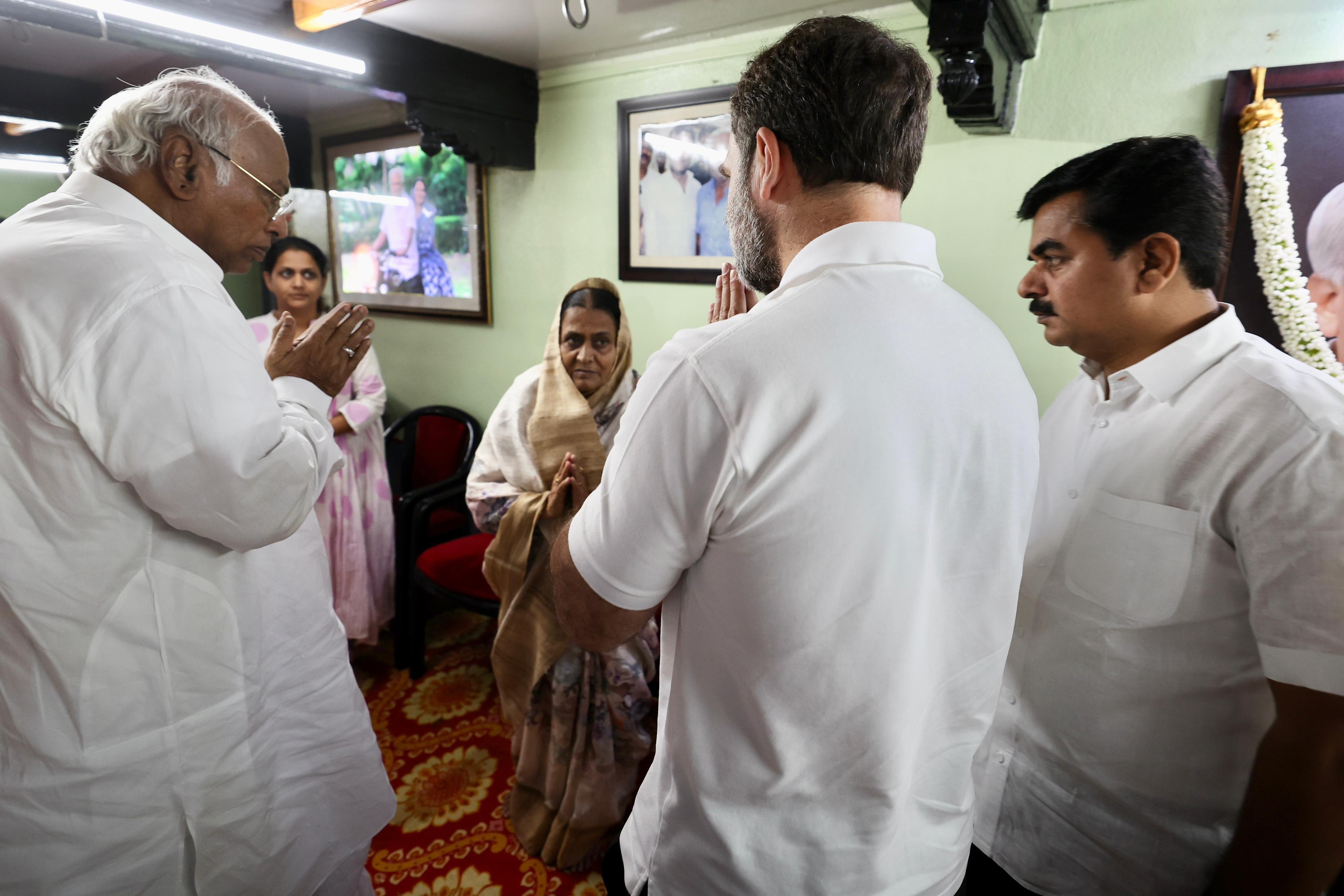 चव्हाण के परिवार से मुलाकात के बाद राहुल गांधी महाराष्ट्र के सांगली के लिए रवाना हुए, जहां उनके एक दिवसीय दौरे का कार्यक्रम है. 