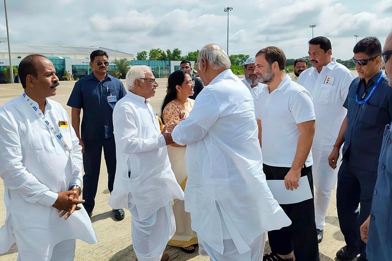 राहुल गांधी और खरगे का सांगली दौरा पार्टी के लिए महत्वपूर्ण माना जा रहा है, क्योंकि आगामी चुनावों की तैयारी को लेकर यह यात्रा एक रणनीतिक कदम है. 
