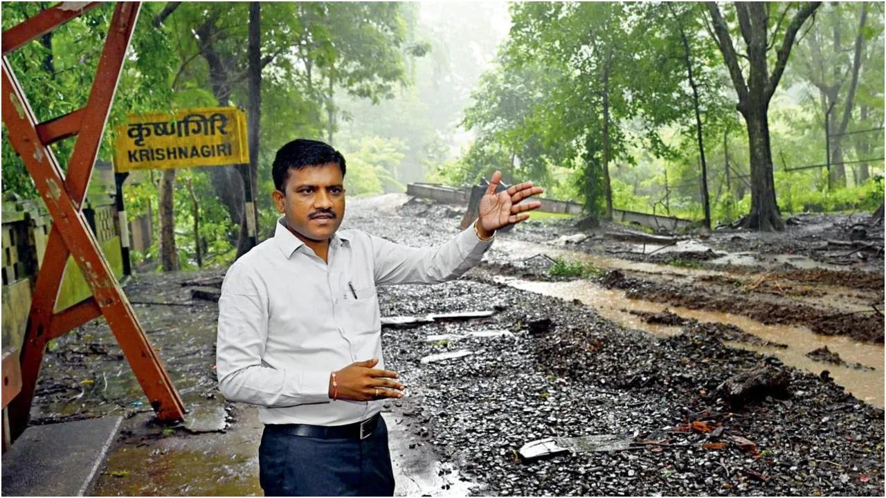 सहायक वन संरक्षक सुधीर सोनावाले, मिनी टॉय ट्रेन कृष्णागिरी स्टेशन के पास। तस्वीरें/सतेज शिंदे