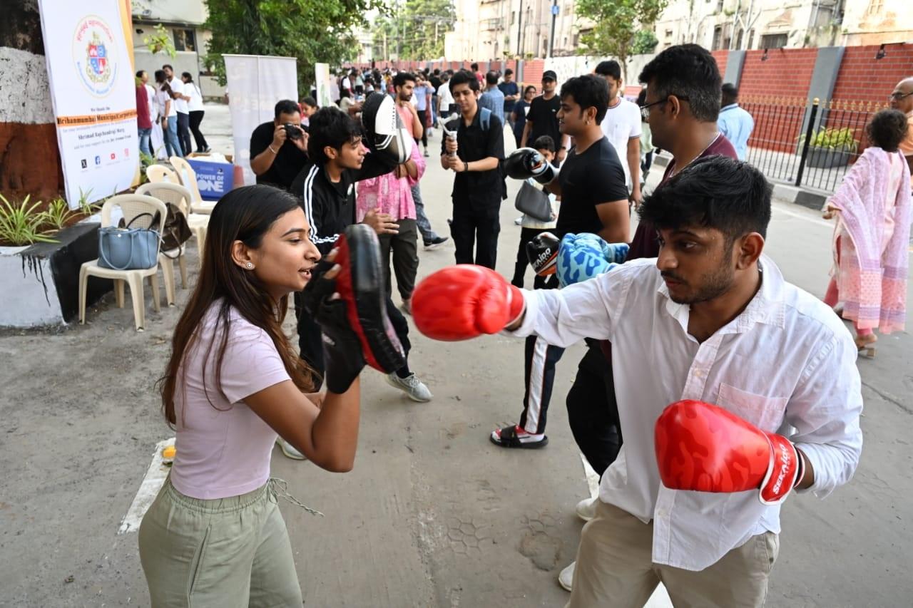 जॉय एवेन्यू मुंबई के लोगों के लिए एक ऐसा स्थान है जहां वे आराम से बैठ सकते हैं, अपने दोस्तों और परिवार के साथ समय बिता सकते हैं और शहर की खूबसूरती का आनंद ले सकते हैं. 