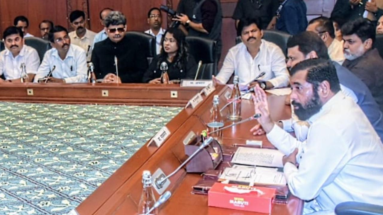मुख्यमंत्री शिंदे की अध्यक्षता में बुधवार को सह्याद्री गेस्ट हाउस में एसटी कर्मचारियों द्वारा की गई अपील के संदर्भ में एक बैठक आयोजित की गई थी. 