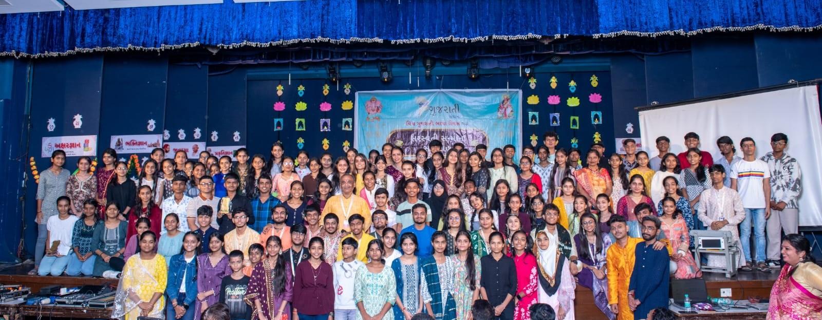स्टेज को इसी थीम के हिसाब से सजाया गया, और प्रवेश द्वार पर सुंदर रंगोली बनाई गई थी.