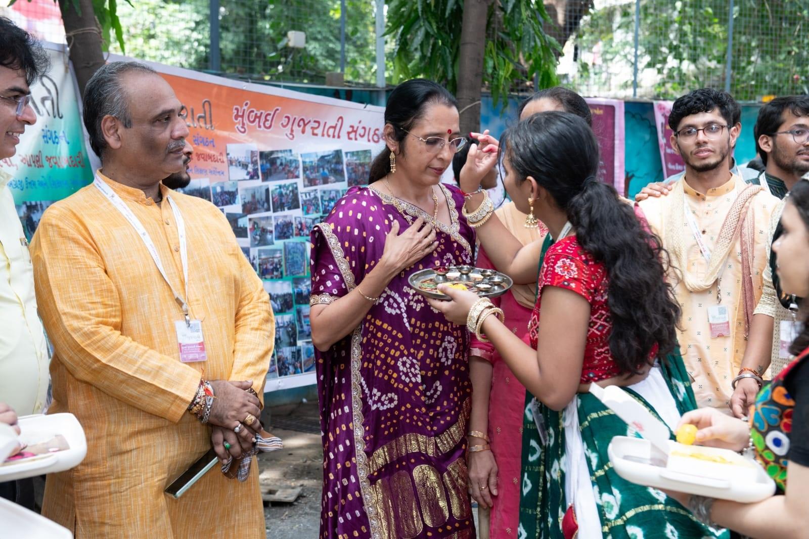कार्यक्रम की शुरुआत मेहमानों का स्कैन के जरिए रजिस्ट्रेशन कर के हुई. स्वागत कुमकुम-चावल से तिलक कर और मिठाई खिलाकर किया गया.
