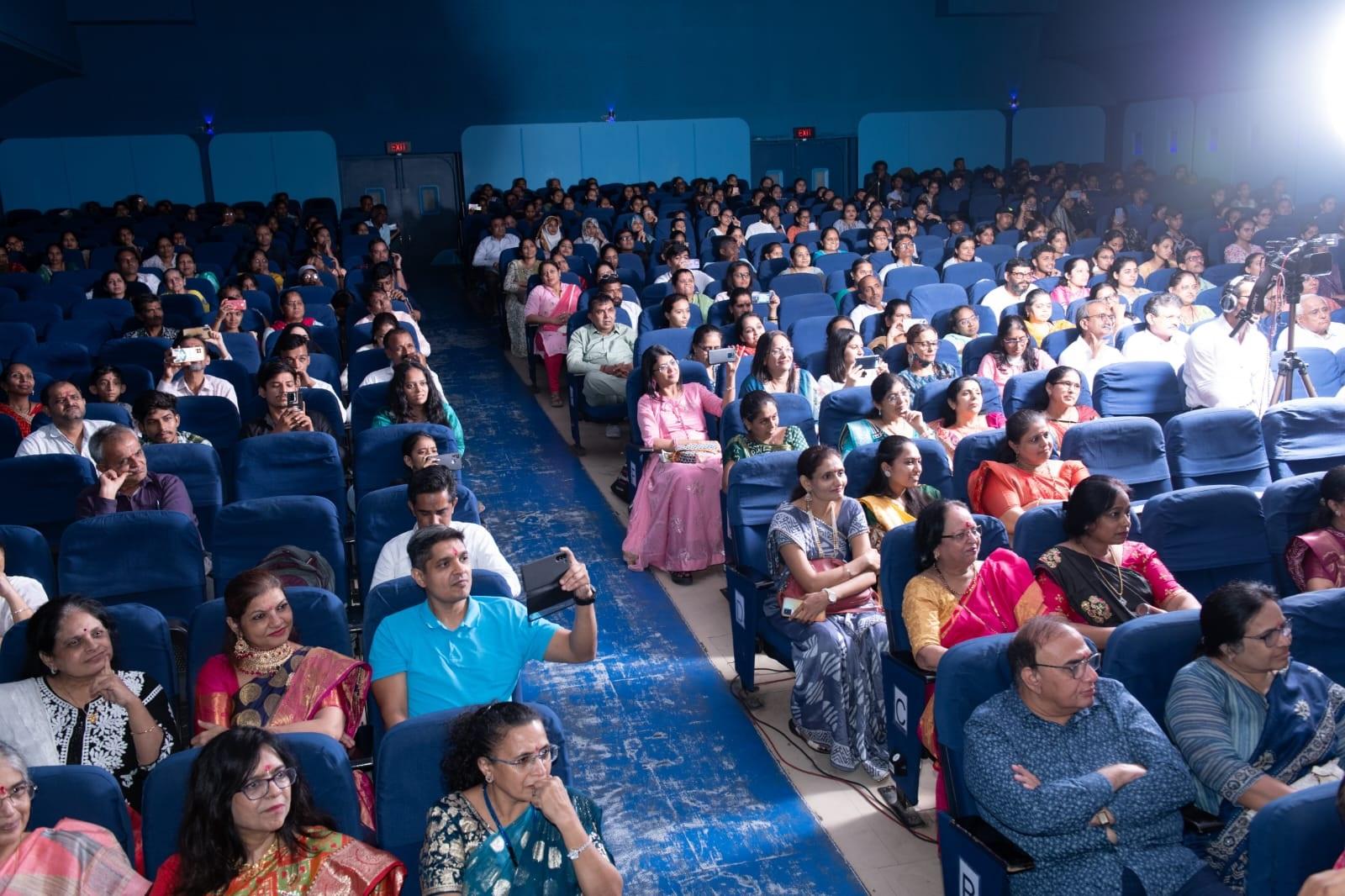 इसके बाद 85 से ज्यादा अंक लाने वाले 148 छात्रों को 500 रुपये का नकद इनाम और प्रमाण पत्र देकर सम्मानित किया गया. 