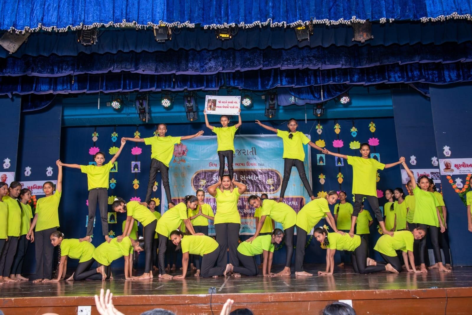 इसके अलावा, प्राइवेट एस.एस.सी., 12वीं कक्षा और स्नातकोत्तर के लिए चार विशेष पुरस्कार दिए गए. फिर महाराष्ट्र की गुजराती माध्यम की हर स्कूल में पहले स्थान पर आने वाले 64 छात्रों को 1000 रुपये नकद पुरस्कार, ट्रॉफी दी गई. 100 प्रतिशत परिणाम देने वाले 28 स्कूलों को ट्रॉफी और पायथन की किताब देकर सम्मानित किया गया. 