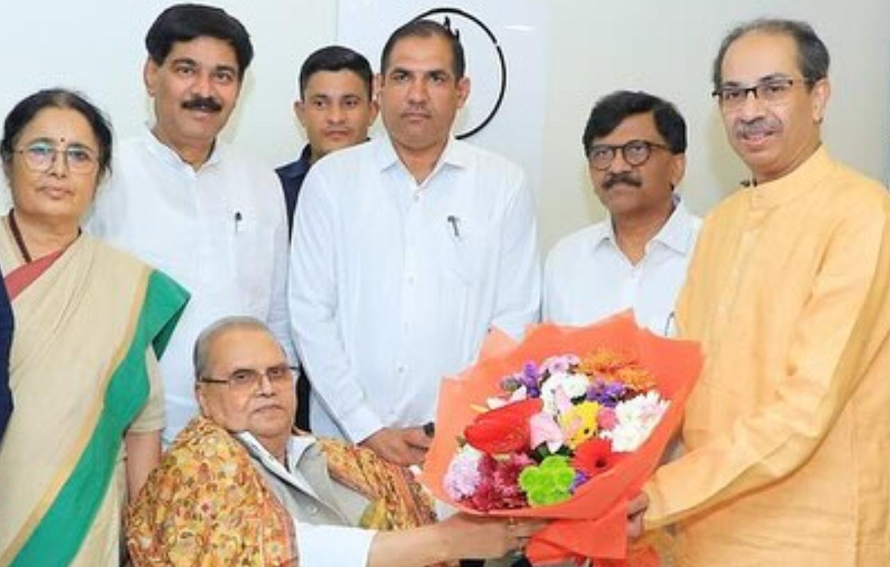 मलिक के बयान से यह स्पष्ट है कि वे भाजपा की नीतियों और कार्यशैली से असंतुष्ट हैं और इस चुनाव में वे उद्धव ठाकरे और महाविकास अघाड़ी का समर्थन करते हुए उन्हें सत्ता में वापस लाने का प्रयास करेंगे. आगामी चुनाव में महाराष्ट्र की राजनीति में यह मुलाकात और मलिक का बयान महत्वपूर्ण भूमिका निभा सकते हैं, जिससे चुनावी माहौल और भी रोचक हो गया है.