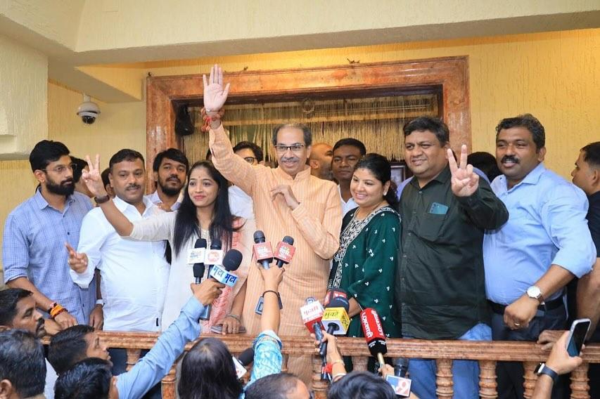 मातोश्री में इस मुलाकात के दौरान सभी विजयी उम्मीदवारों का जोरदार स्वागत किया गया. 