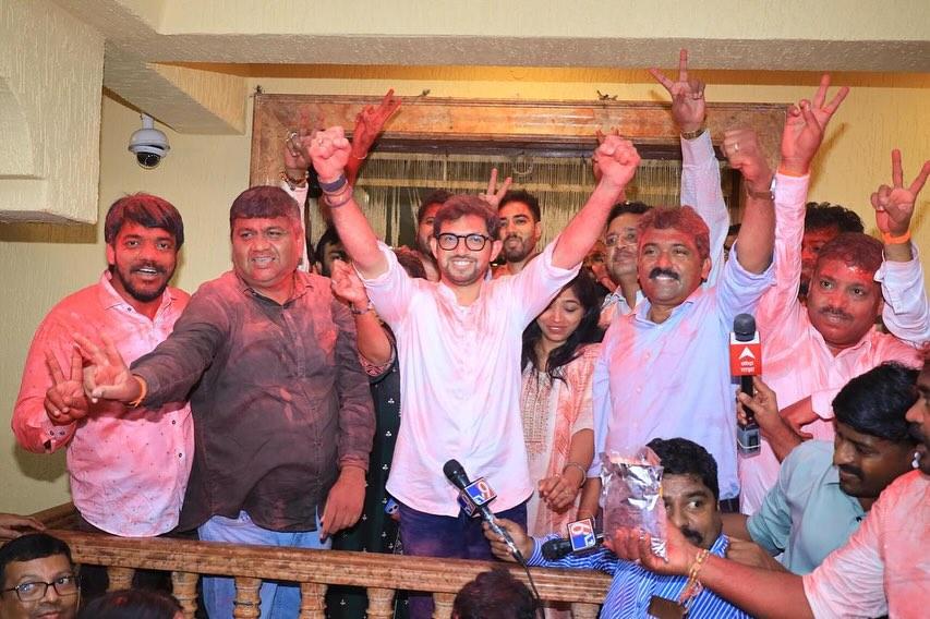 सभी युवा नेता उत्साह से भरे हुए थे और एक नई ऊर्जा के साथ पार्टी की विचारधारा को आगे बढ़ाने का संकल्प लेते नजर आए. उद्धव ठाकरे ने इस जीत को पार्टी की नीतियों और युवाओं के प्रति विश्वास का प्रतीक बताया. 