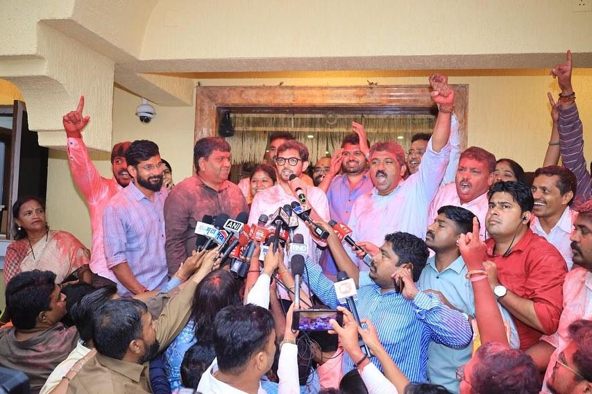 सभी ने मिलकर इस जीत का जश्न मनाया और एक-दूसरे को मिठाई खिलाई. मातोश्री के इस खुशनुमा माहौल ने शिवसेना परिवार की एकता और जोश को प्रदर्शित किया.