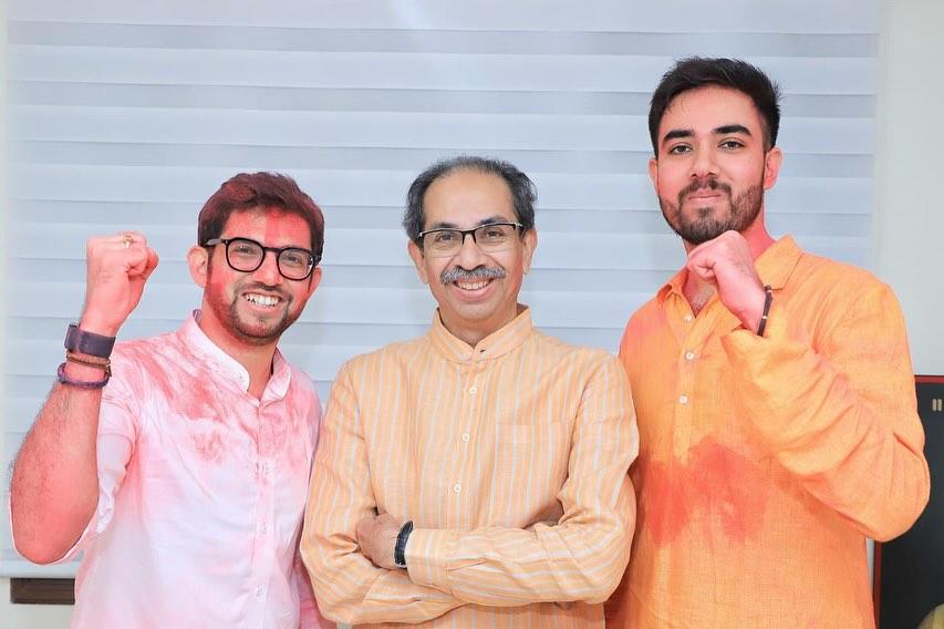 मुलाकात के दौरान कई यादगार तस्वीरें भी ली गईं, जिसमें विजयी युवा नेता अपने वरिष्ठ नेताओं के साथ जीत की खुशी साझा करते हुए दिखे. 