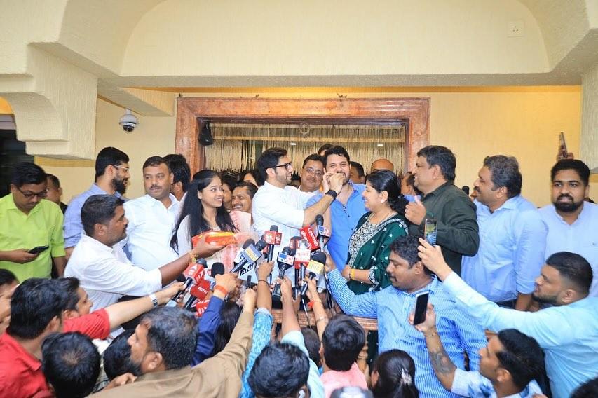 उन्होंने कहा कि युवा पीढ़ी में शिवसेना के प्रति बढ़ता रुझान यह दर्शाता है कि पार्टी सही दिशा में आगे बढ़ रही है.