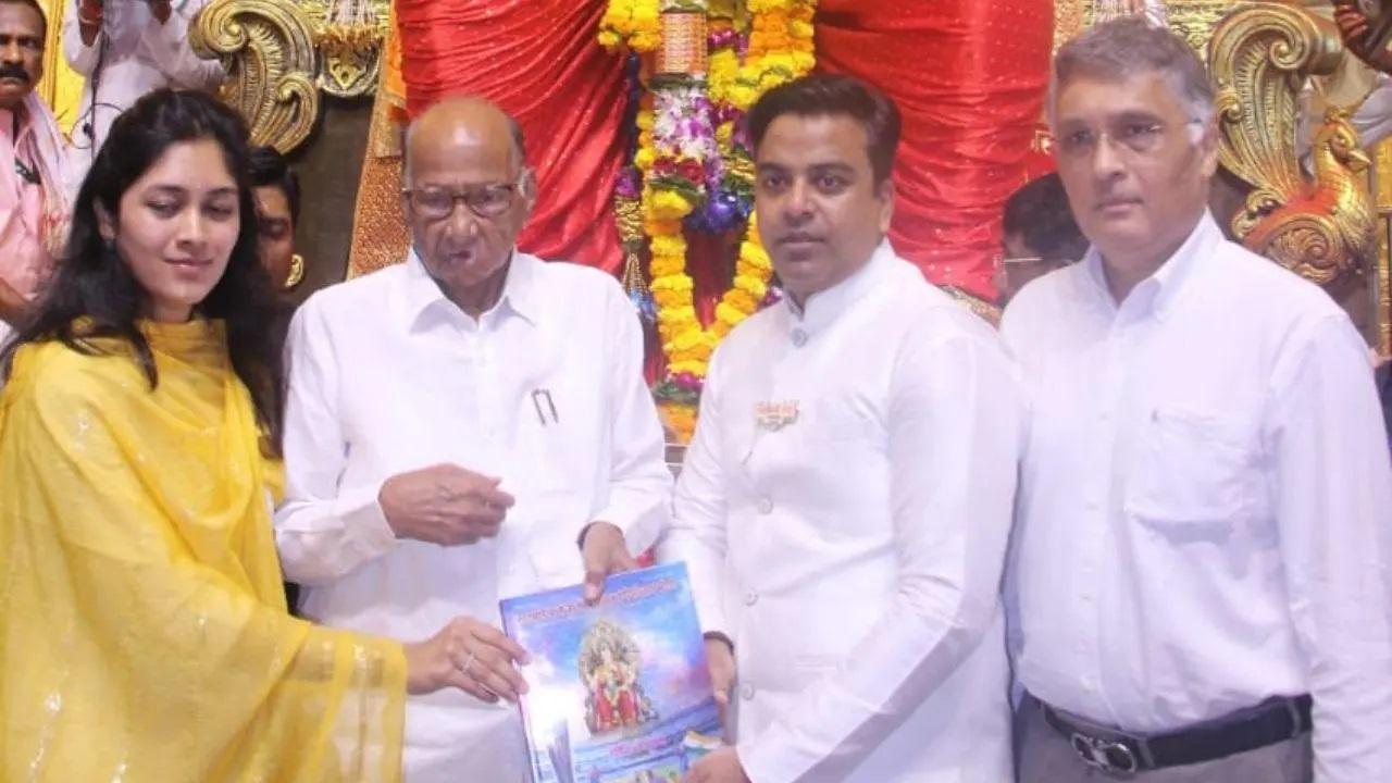 उन्हें लालबागचा राजा की एक स्मृति चिन्ह और वार्षिक पुस्तिका भेंट की. 
