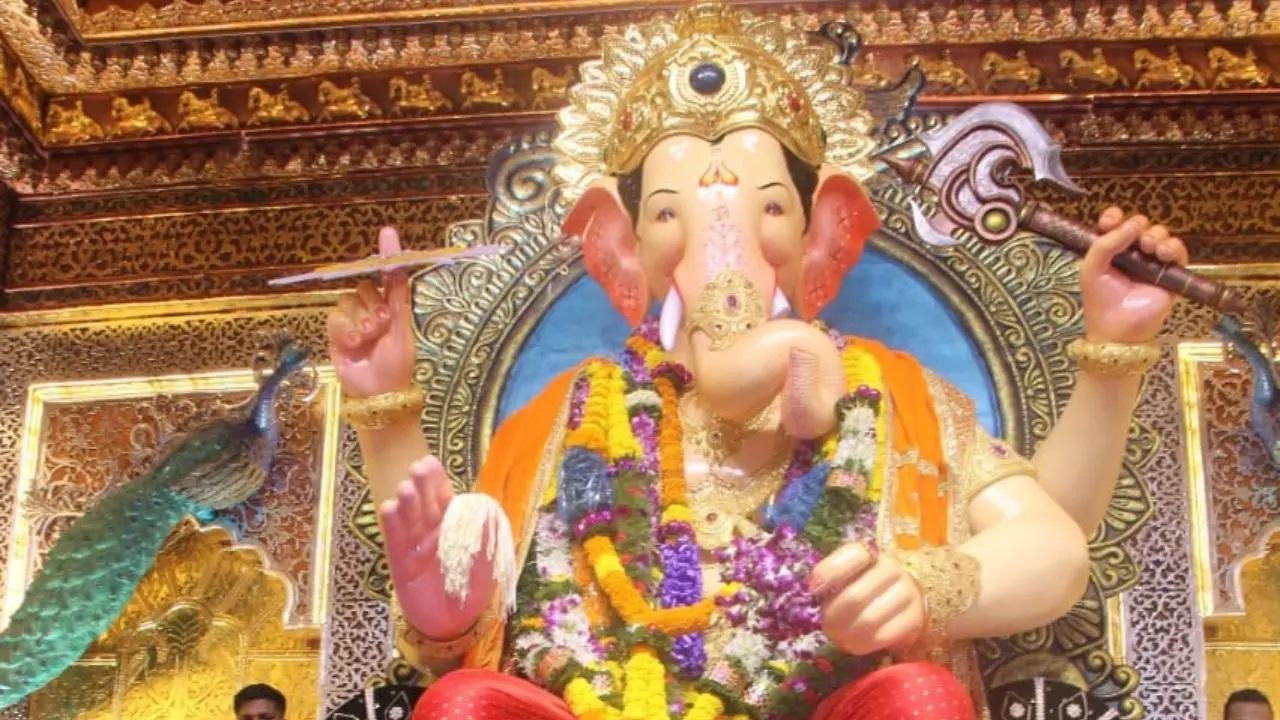 पूज्य देवता को 255.80 ग्राम सोना और 5,024 ग्राम चांदी का दान मिला.