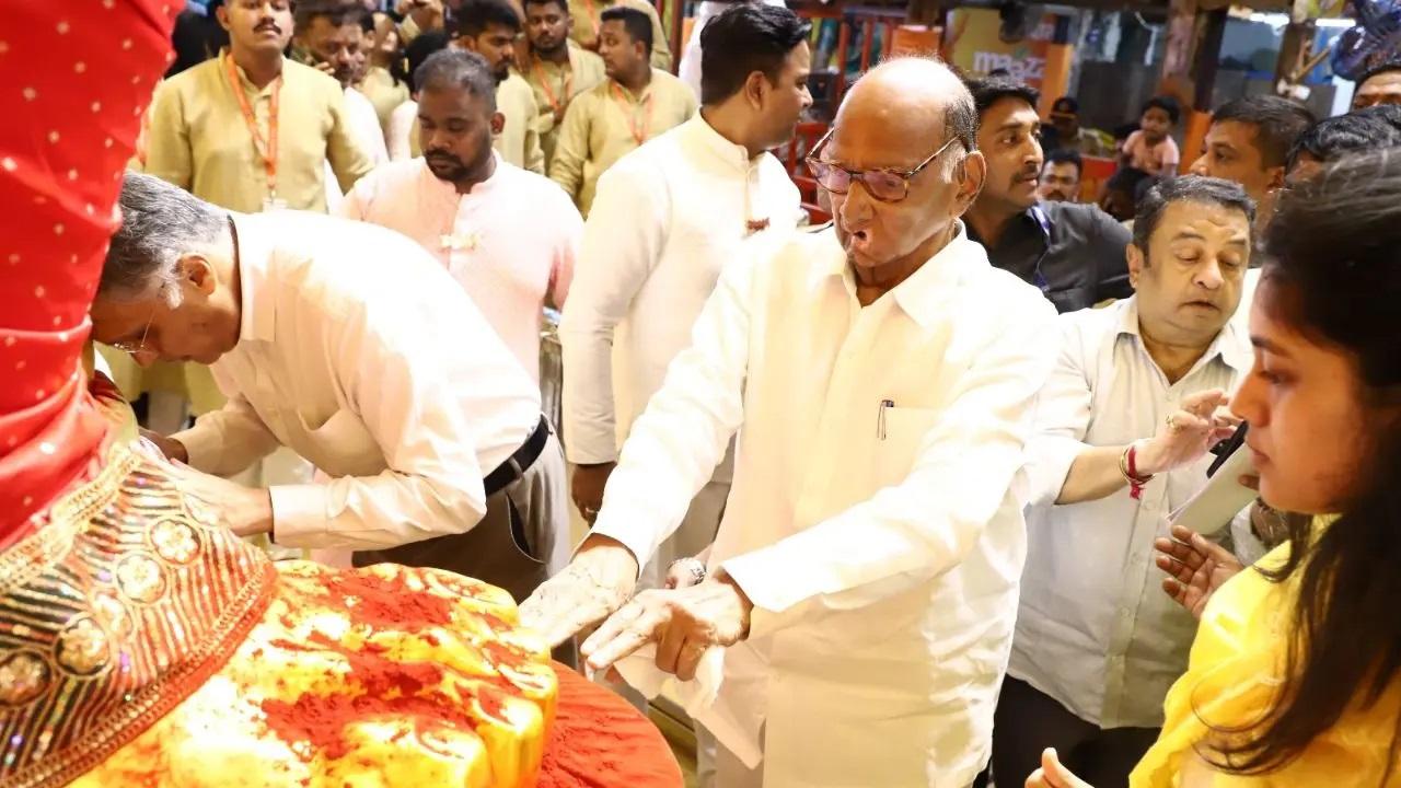 इस बीच, गणेश चतुर्थी के अवसर पर लालबागचा राजा को 48.30 लाख रुपये का दान मिला.