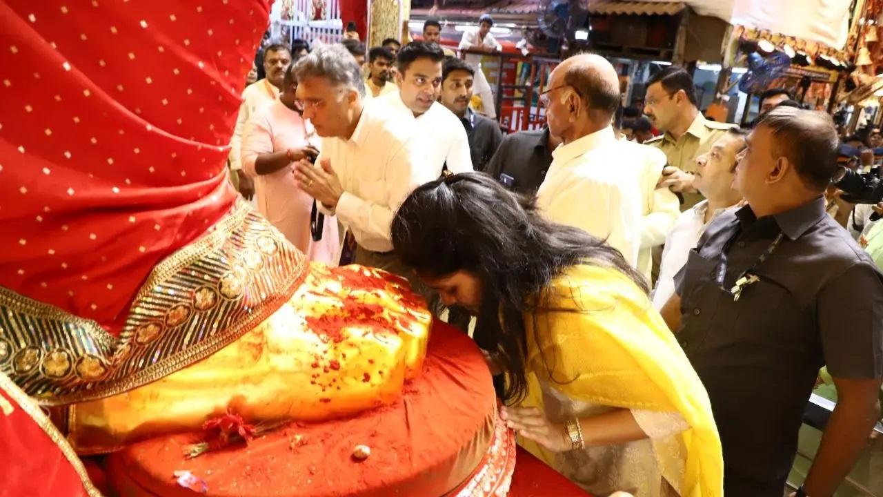 इससे पहले गणेश चतुर्थी के दिन, उनके सहयोगी और शिवसेना (यूबीटी) प्रमुख उद्धव ठाकरे ने अपने परिवार के साथ प्रतिष्ठित पंडाल का दौरा किया.