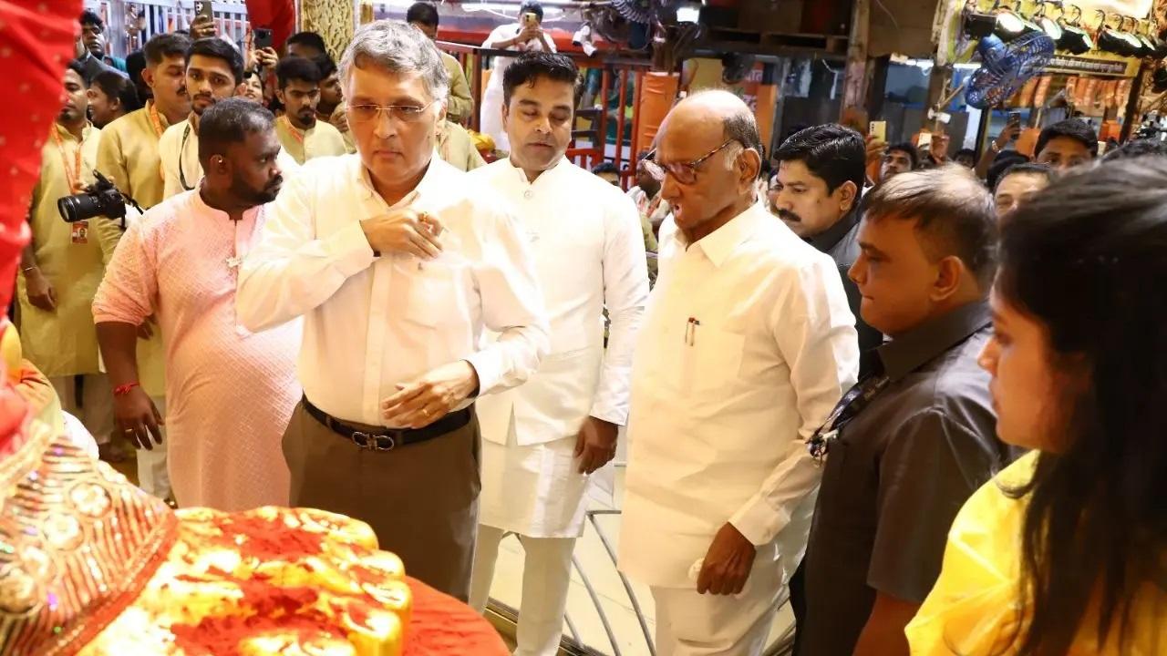 इस वर्ष भी गणेशोत्सव के दौरान कई राजनेता और समाज के प्रमुख लोग भगवान गणेश की पूजा अर्चना करने के लिए पंडाल में पहुंचे, जिनमें शरद पवार और उनका परिवार भी शामिल रहा.