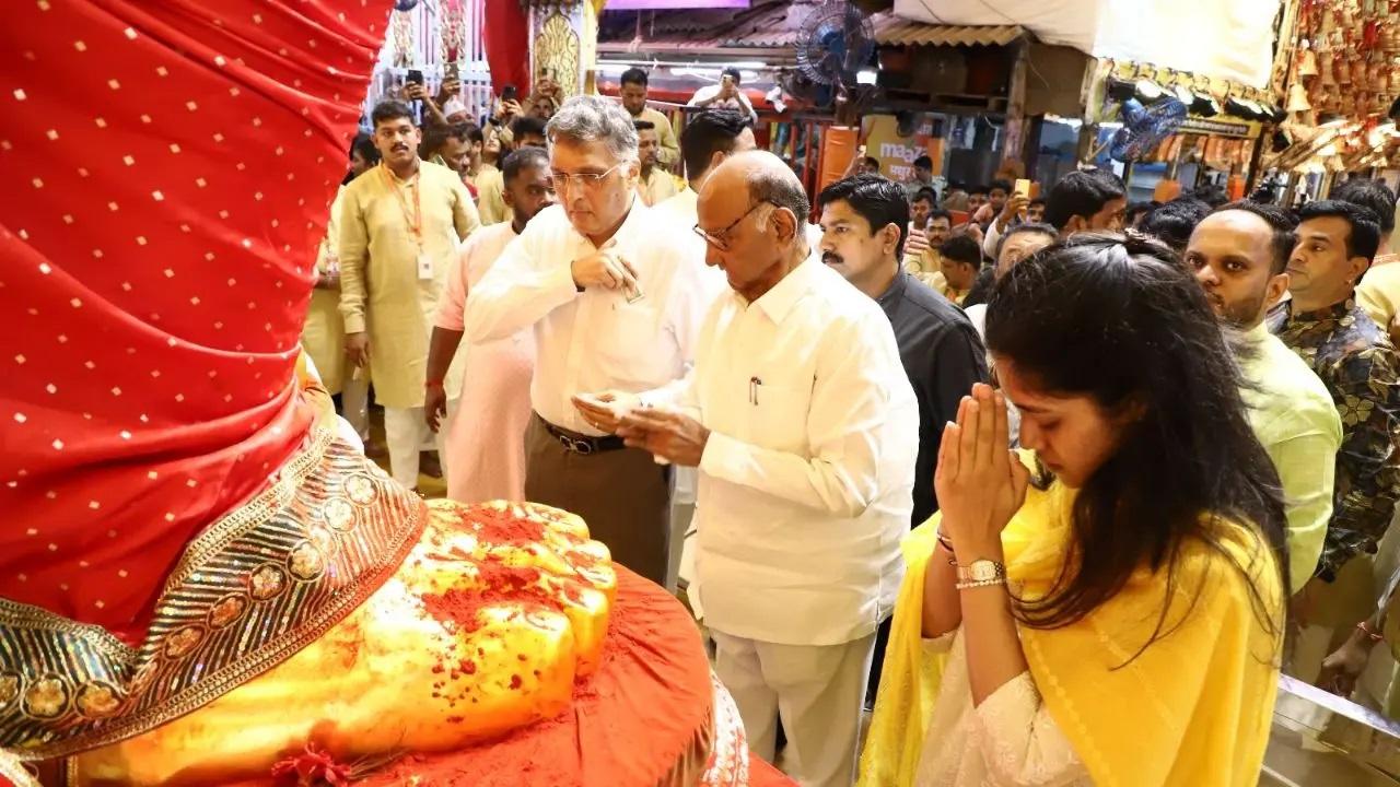 लालबागचा राजा, जो मुंबई के सबसे प्रतिष्ठित गणेश पंडालों में से एक है, हर साल गणेशोत्सव के दौरान लाखों श्रद्धालुओं को अपनी ओर आकर्षित करता है. 
