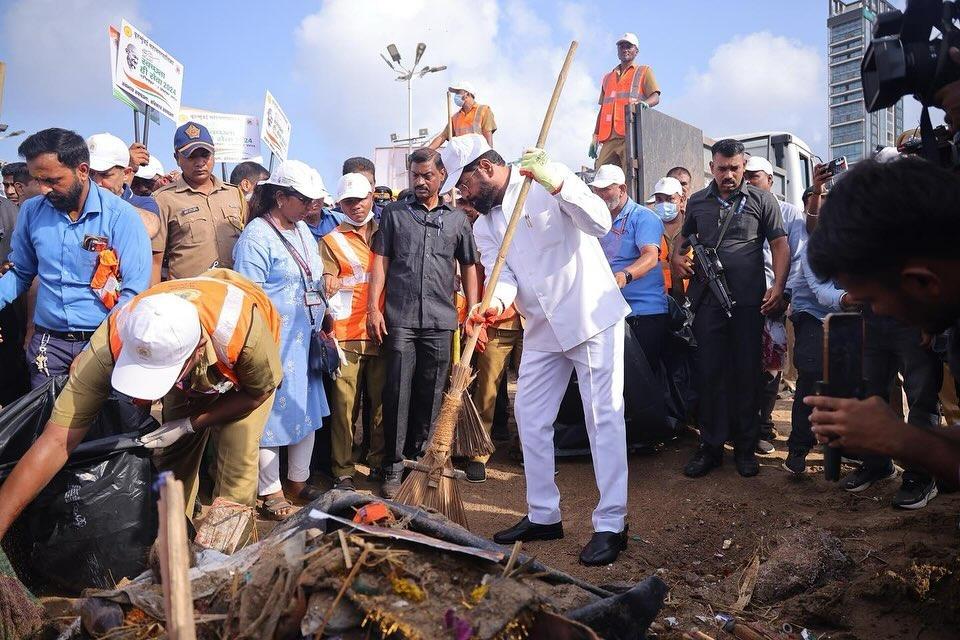 मुख्यमंत्री ने यह भी कहा कि इस अभियान के सफल क्रियान्वयन के लिए नागरिकों, संस्थाओं और प्रशासन के समन्वित प्रयास आवश्यक हैं, ताकि स्वच्छ और स्वस्थ महाराष्ट्र का सपना साकार हो सके.
