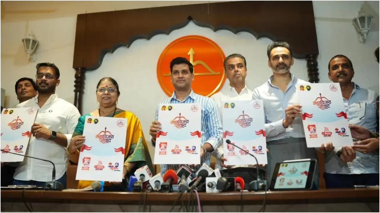 शिवसेना के कल्याण से सांसद श्रीकांत शिंदे गुरुवार को पार्टी के अन्य नेताओं के साथ. तस्वीर/सीएम शिंदे का कार्यालय