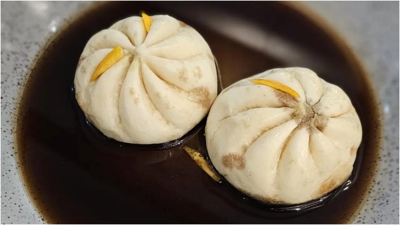 दालचीनी सेब बाओ औ रम
फ्योल कैफे में, ब्रांड शेफ राखी आडवाणी दालचीनी सेब बाओ औ रम के मीठे संस्करण के साथ डंप्लिंग्स को देखने का आपका नजरिया बदल देंगी. जिन्हें इसकी जानकारी नहीं है, उन्हें बता दें कि बाओ का शाब्दिक अर्थ डंप्लिंग्स होता है, और उनका मानना है कि जब भी आप कुछ स्वादिष्ट खाना चाहें, तो यह एक उत्तम व्यंजन है.