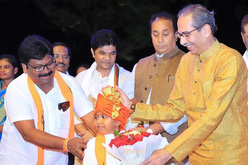 उद्धव ठाकरे ने युवा सेना की उपलब्धियों की भी चर्चा की. उन्होंने गर्व से बताया कि युवा सेना ने मुंबई विश्वविद्यालय के सीनेट चुनाव में 10 में से 10 सीटें जीत लीं. 
