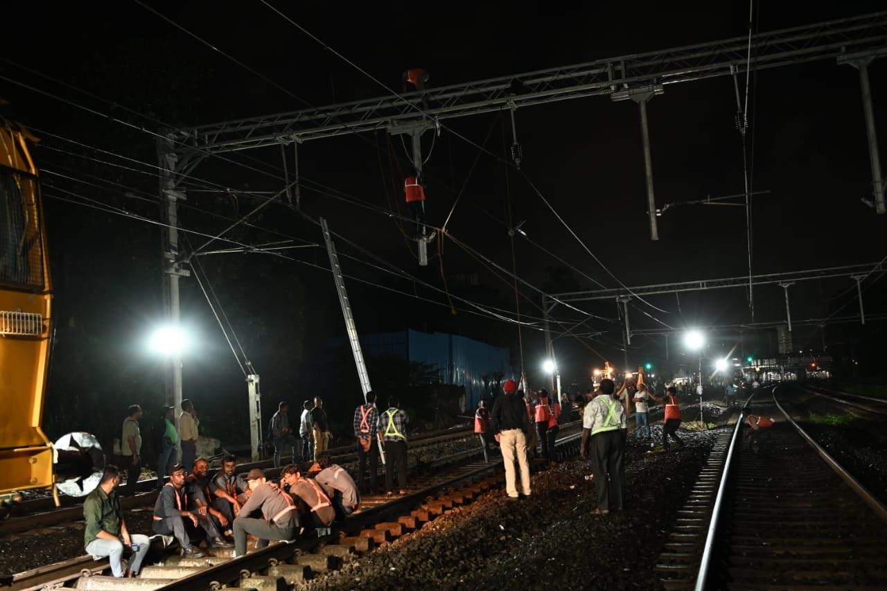 इस ब्लॉक के दौरान, चर्चगेट जाने वाली सभी धीमी लाइन की ट्रेनें बोरीवली से गोरेगांव तक फास्ट लाइन पर चलाई गई.