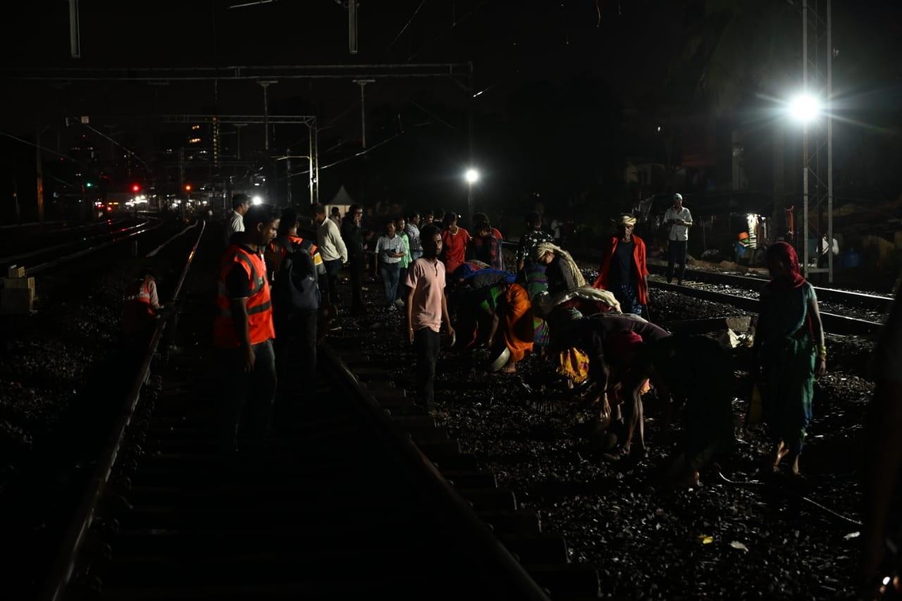 पश्चिम रेलवे यातायात की भीड़ से राहत देने और ट्रेन समय की पाबंदी बढ़ाने के लिए गोरेगांव और कांदिवली के बीच छठी लाइन पर काम कर रहा है. यह काम, जो लगभग 4.5 किलोमीटर की दूरी तय करेगा, 5/6 अक्टूबर तक पूरा होने वाला है. यात्रियों को असुविधा कम करने के लिए काम मुख्य रूप से सप्ताहांत पर पूरा किया जाएगा. 