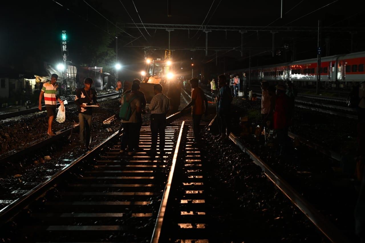 इसके अलावा, चर्चगेट और बोरीवली स्टेशनों के बीच चलने वाली कुछ धीमी ट्रेनों को गोरेगांव स्टेशन से शॉर्ट-टर्मिनेट और रिवर्स किया गया, पश्चिम रेलवे (डब्ल्यूआर) के मुख्य जनसंपर्क अधिकारी विनीत अभिषेक द्वारा जारी प्रेस विज्ञप्ति से पता चला है. ब्लॉक के दौरान कुछ उपनगरीय ट्रेनें रद्द/शॉर्ट-टर्मिनेट किया गया.