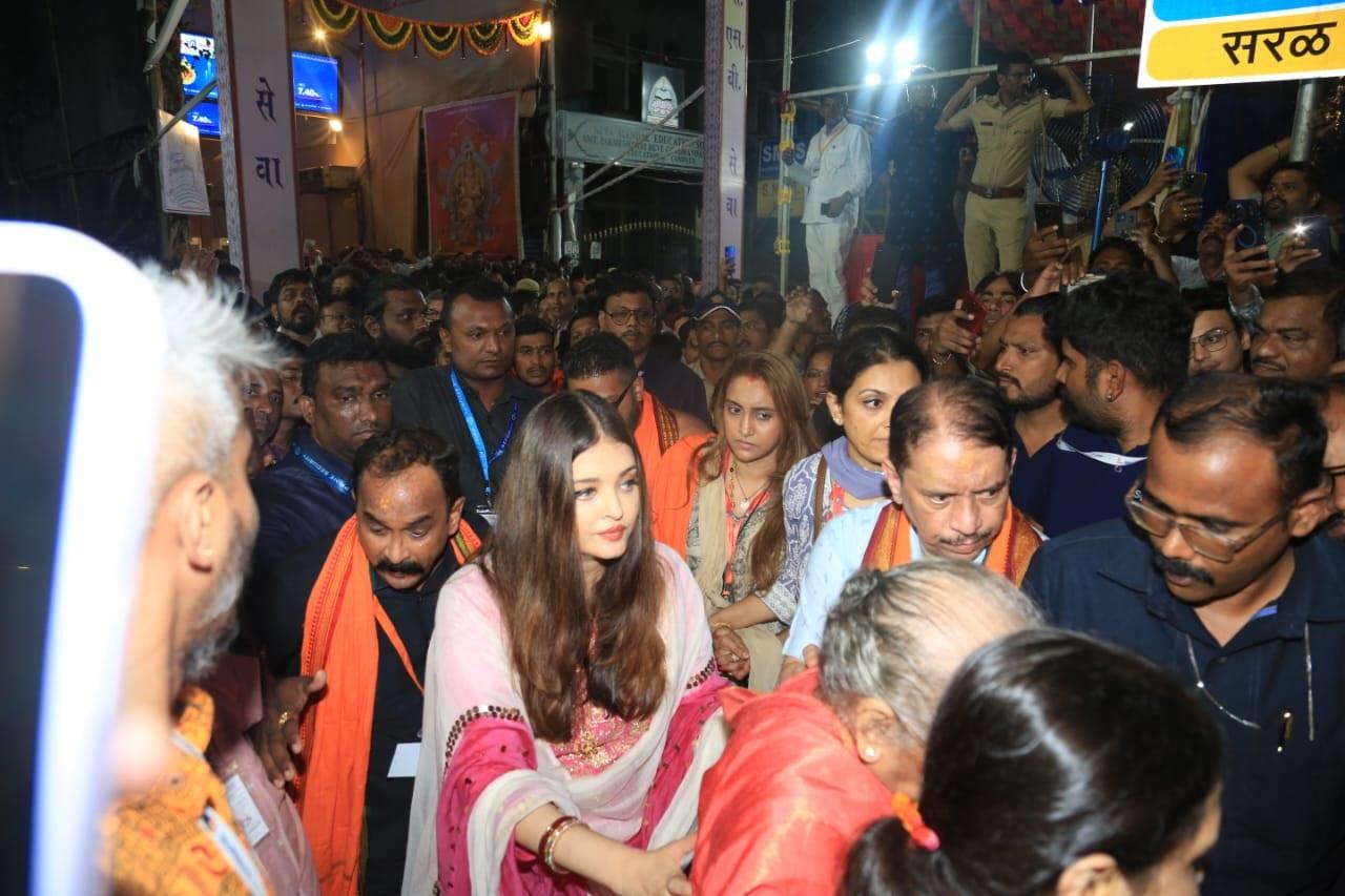 पति अभिषेक बच्चन के साथ तलाक के खबरों के बीच ऐश्वर्या अपनी बेटी और मां के  साथ गणेश दर्शन करने पहुंची थी. 
