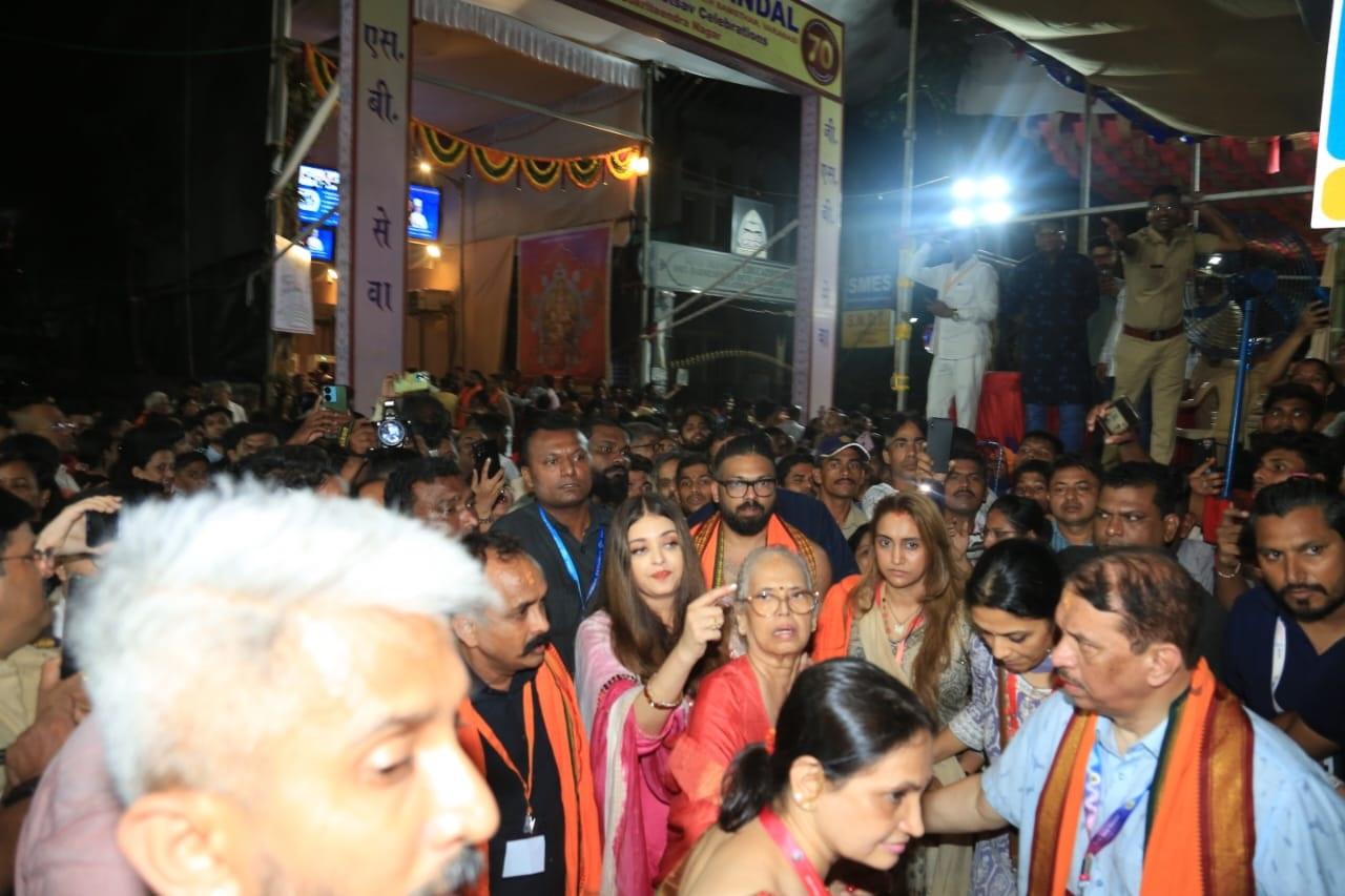 भीड़ के बीच फंसने के बावजूद, ऐश्वर्या ने अपने परिवार के साथ गणपति बप्पा के दर्शन किए.