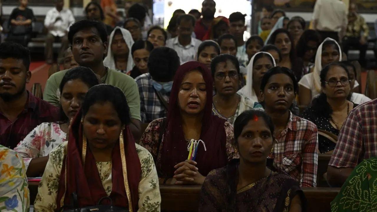 बांद्रा क्षेत्र में माउंट मैरी के बेसिलिका के आसपास लगने वाले वार्षिक बांद्रा मेले की तैयारियां शुरू हो गई हैं. तस्वीरें/ आशीष राजे