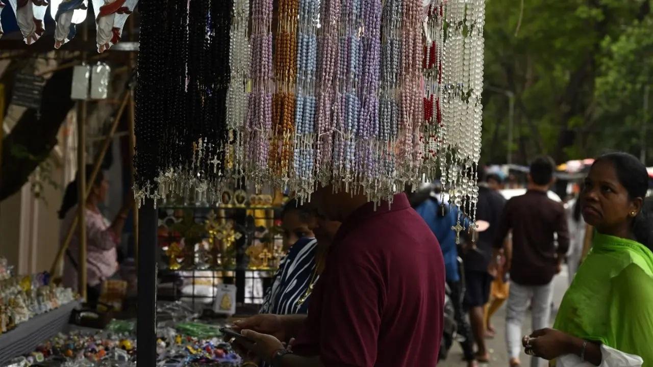 चर्च के इर्द-गिर्द और उसकी सीढ़ियों पर लगने वाला सप्ताह भर चलने वाला बांद्रा मेला 15 सितंबर को समाप्त होने की उम्मीद है.