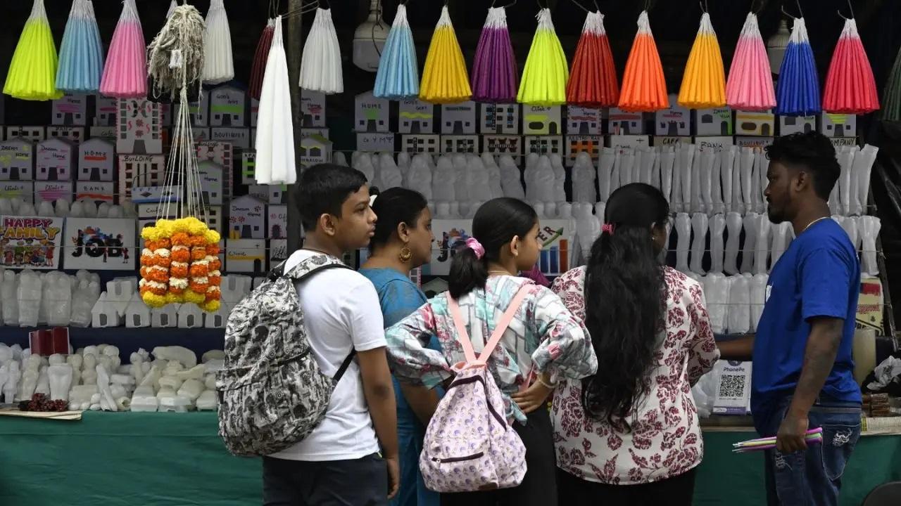 इस दौरान, कई भक्तगण देखे गए.