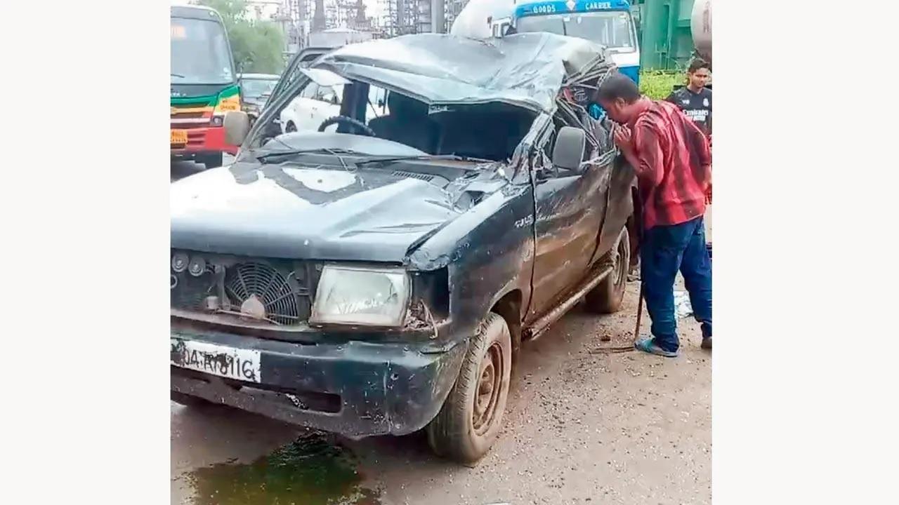 क्षतिग्रस्त कार जिसमें छह दोस्त यात्रा कर रहे थे. फोटो/राजेश गुप्ता