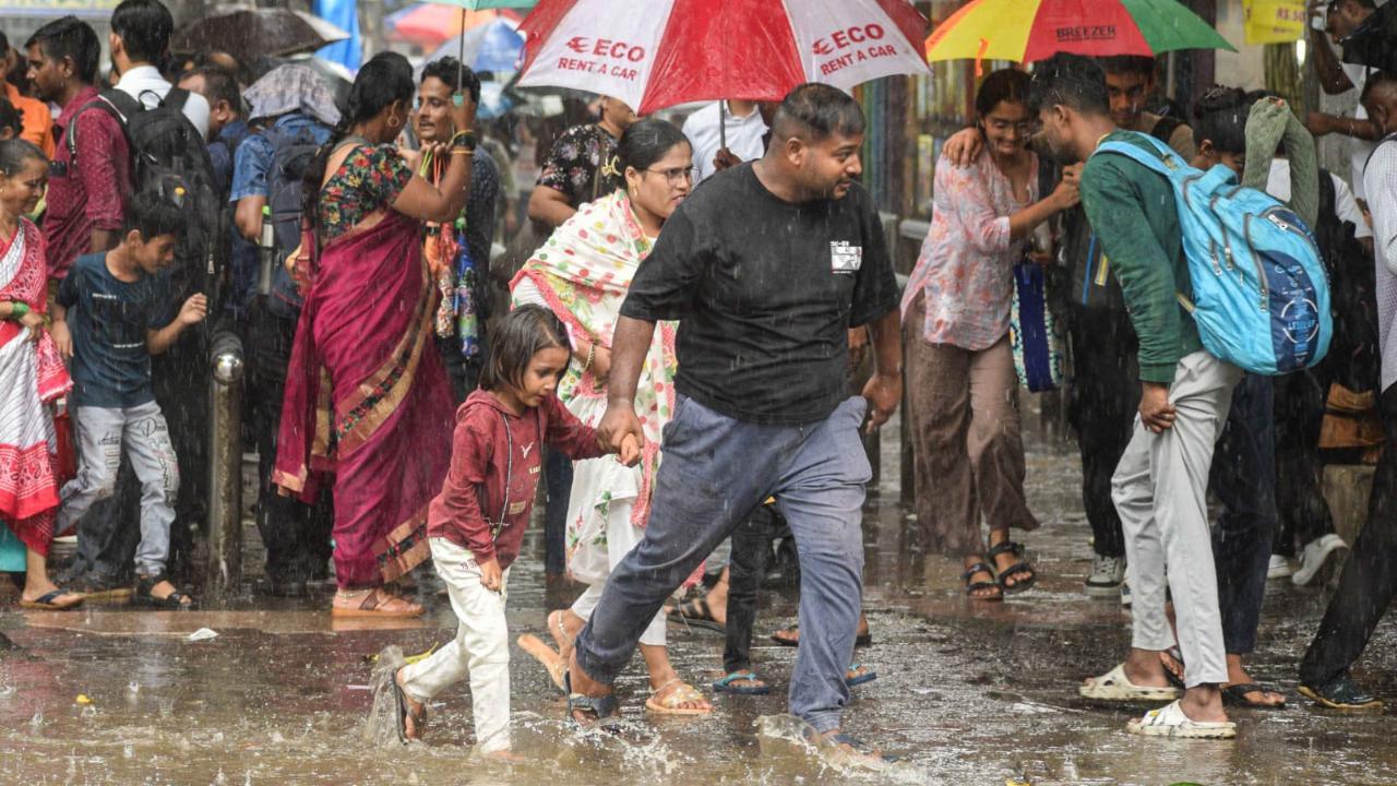 निवासियों से आग्रह है कि वे सुरक्षित स्थानों पर रहें और अनावश्यक रूप से बाहर जाने से बचें.