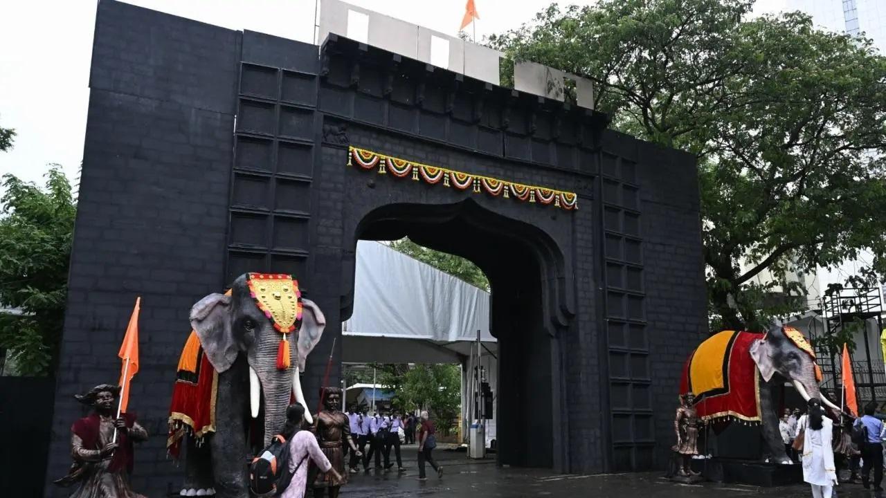 राष्ट्रपति द्रौपदी मुर्मू विभिन्न कार्यक्रमों में भाग लेने के लिए सोमवार से तीन दिनों के लिए महाराष्ट्र के दौरे पर हैं. तस्वीरें/आशीष राजे
