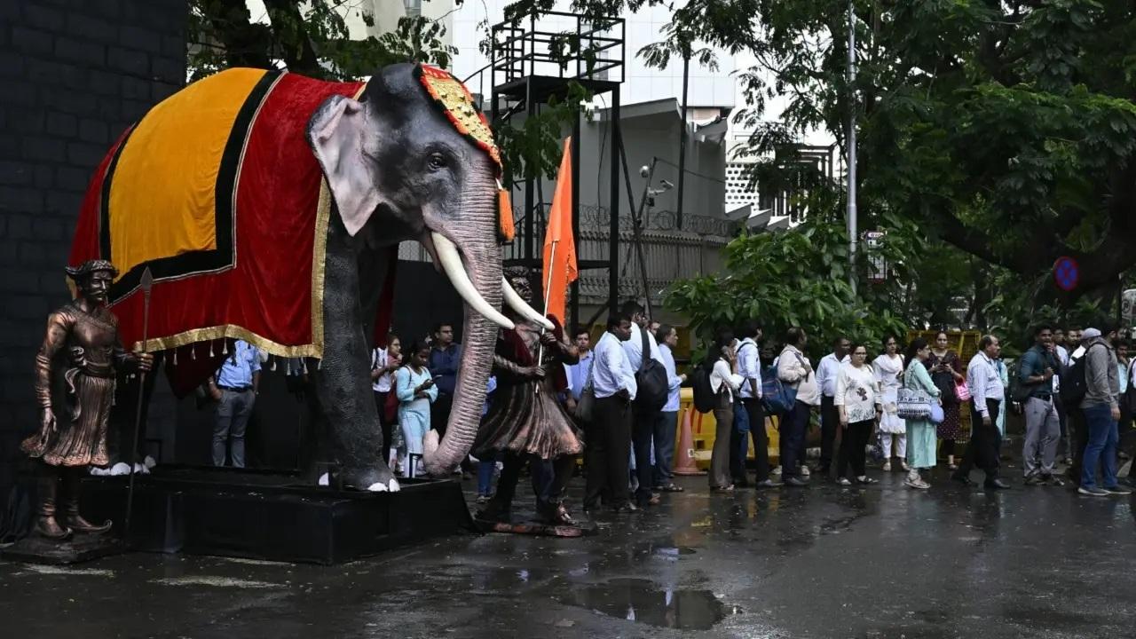 यातायात अधिसूचना में कहा गया है कि यातायात की सुचारू आवाजाही को सुगम बनाने और लोगों को खतरे, बाधाओं और असुविधा से बचाने के लिए 3 सितंबर को यातायात प्रतिबंध लगाए जा रहे हैं.