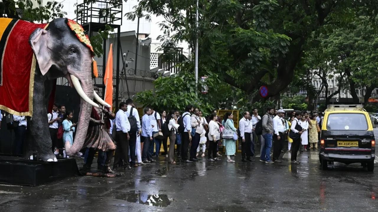 पुलिस ने यातायात अधिसूचना में कहा कि 3 सितंबर 2024 को मुंबई के विधान भवन में वीवीआईपी का दौरा निर्धारित है. इसलिए शहर के कुछ हिस्सों में यातायात जाम की आशंका है.