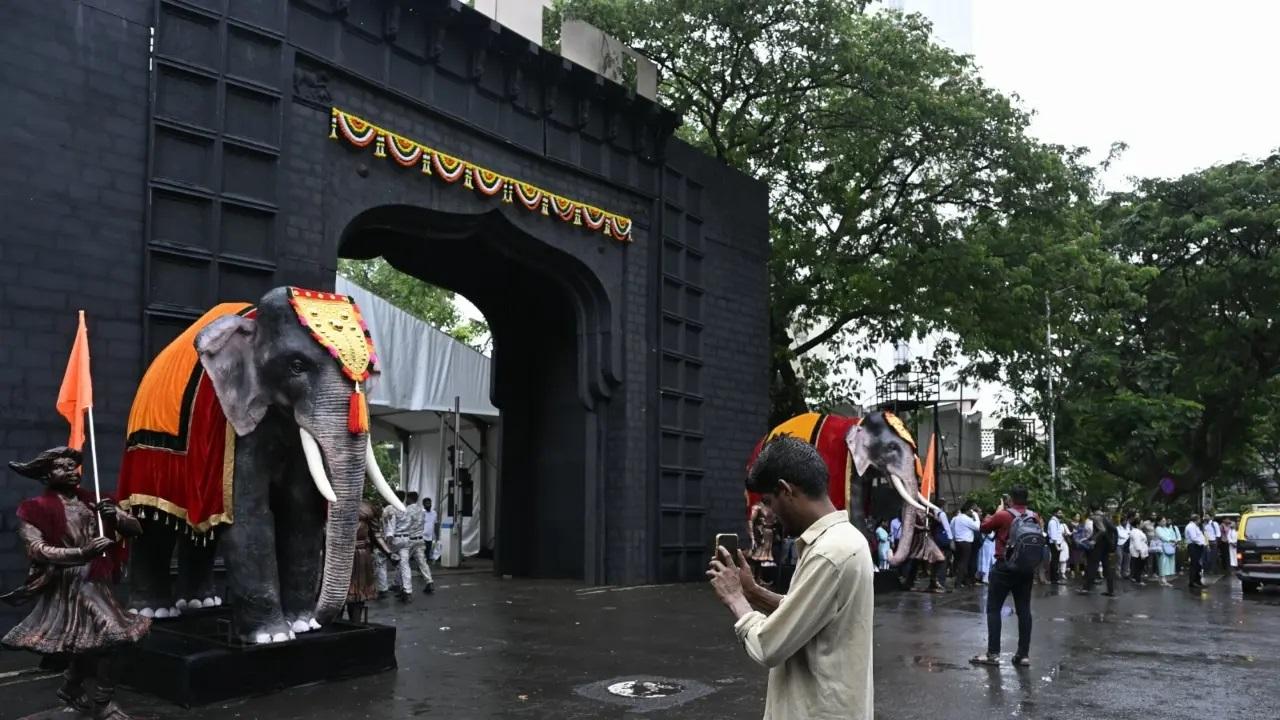 इसके बाद वह मुंबई में महाराष्ट्र विधान परिषद के शताब्दी वर्ष समारोह में शामिल होंगी.