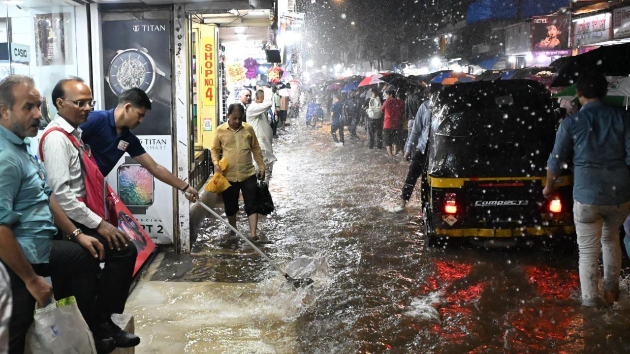 आंकड़ों के अनुसार, कल सबसे अधिक बारिश एन वार्ड में दर्ज की गई है, जहां 226.27 मिमी वर्षा हुई. PHOTO / SAYYED SAMEER ABEDI